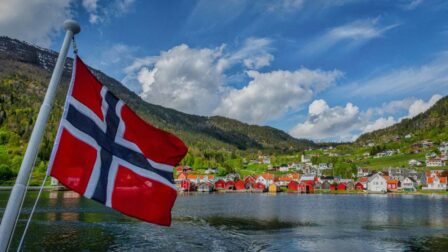 Titelbild-Faszination-Norwegen-Norwegische-Fahne-mit-Blick-auf-Solvorn-Norwegen-Nordlandblog-990x556-1